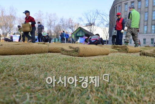 [포토]새 잔디 심는 서울광장