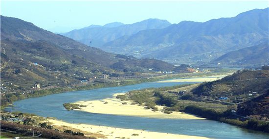 [여행만리]섬진강변 솔숲의 봄…하동은 지금 바람이났다