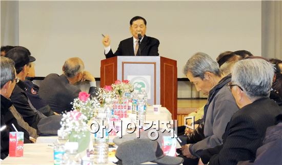 안병호 함평군수는 19일 함평군 엄다면 엄다초등학교 체육관에서 정수길 함평군의회 의장, 임용수 전남도의원 , 군 실과소장 , 이재정 엄다면장, 김성모 함평군 번영회장 등 주민 200여명이 참석한 가운데 2015년 엄다면민과 대화의 시간을 가졌다. 

군민과 대화는 2015년 군정방향을 군민에게 알리고 각계각층의 다양한 의견수렴을 통해 풍요와 행복이 넘치는 함평을 만들기 위해 마련됐다.  노해섭 기자 nogary@