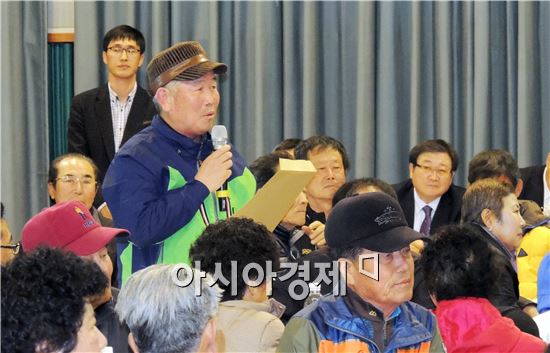 안병호 함평군수는 19일 함평군 엄다면 엄다초등학교 체육관에서 정수길 함평군의회 의장, 임용수 전남도의원 , 군 실과소장 , 이재정 엄다면장, 김성모 함평군 번영회장 등 주민 200여명이 참석한 가운데 2015년 엄다면민과 대화의 시간을 가졌다.  이날 한 주민이 건의사항을 말하고 있다.
