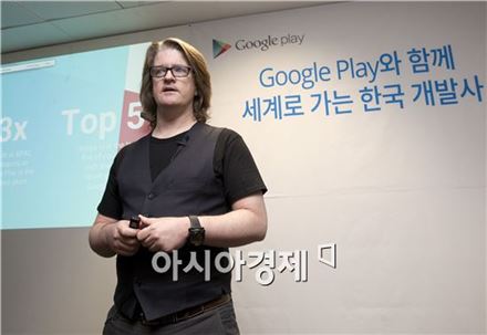 크리스 예가 구글플레이 아시아태평양 엔지니어링 부사장이 역삼동 구글코리아 본사에서 '구글플레이와 함께 세계로 가는 한국 개발사'에 대해 소개하고 있다.(사진제공 : 구글코리아)