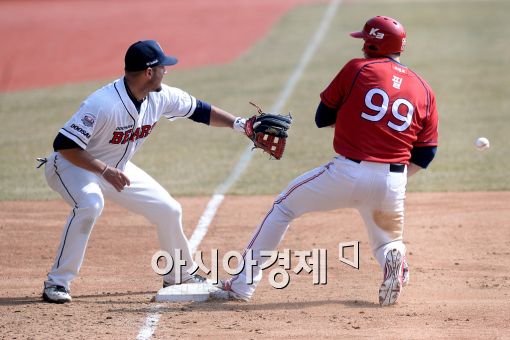 [포토]필, '적시타 치고 3루까지 여유롭게'
