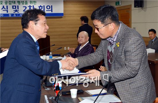 [포토]윤장현 광주시장, ‘민주의 종’ 시민위원회 위촉식 및 2차 회의 참석