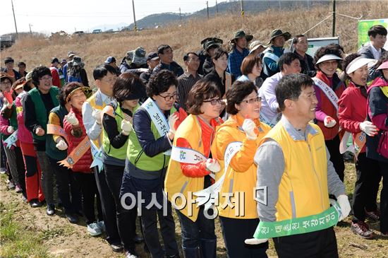 광주 남구(구청장 최영호)는 세계 물의 날을 맞아 19일 오후 2시 대촌천 지석교 일원에서 공무원과 민간단체, 지역 주민 등 100여 명이 참여한 가운데 ‘대촌천 살리기 민ㆍ관합동 대청소’를 실시했다. 사진제공=광주시 남구
