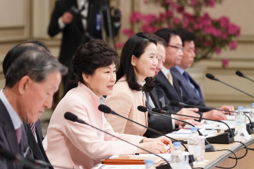 박근혜 대통령이 19일 오전 청와대에서 열린 제7차 무역투자진흥회의에서 발언하고 있다.(사진제공 : 청와대)