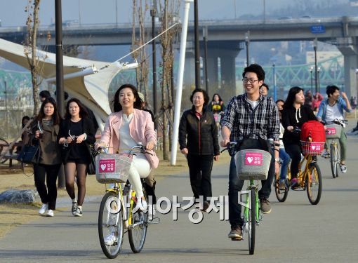 [포토]포근한 날씨 속 자전거 타는 시민들