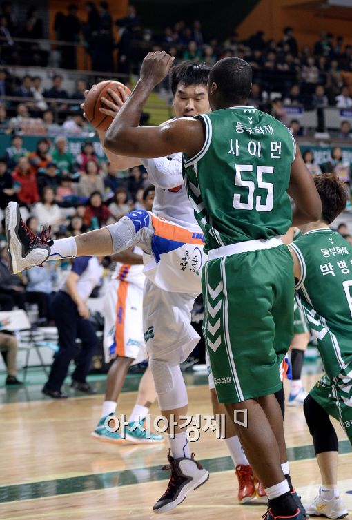 [포토]주태수, '리바운드는 내꺼야'