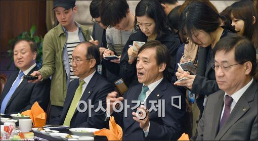 [포토]발언하는 이주열 총재