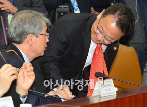 [포토]인사하는 임종룡 금융위원장-유일호 국토부 장관 