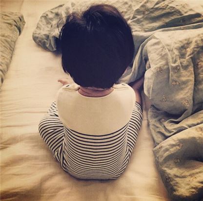 유지태·김효진, 아들 뒤태 공개 "꼬물꼬물 수인아 뭐하니"