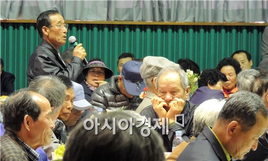 안병호 함평군수는 20일 함평군 해보면 해보초등학교 해금관 체육관에서 정수길 함평군의회 의장, 노종석 전남도의원 , 군 실과소장 , 정인영 해보면장, 김성모 함평군 번영회장 등 주민 200여명이 참석한 가운데 2015년 해보면민과 대화의 시간을 가졌다. 

군민과 대화는 2015년 군정방향을 군민에게 알리고 각계각층의 다양한 의견수렴을 통해 풍요와 행복이 넘치는 함평을 만들기 위해 마련됐다. 

이날 군정 면정보고와 안병호 군수에게 건의를 하는 대화의 순으로 진행됐다. 