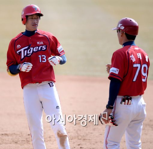 [포토]강한울, '중전 안타 신고합니다'