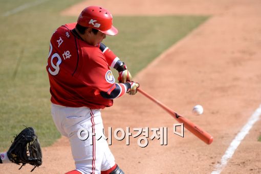 [포토]좌중간 안타치는 KIA 나지완