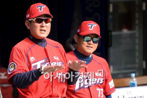 [포토]선수들 독려하는 김기태 감독