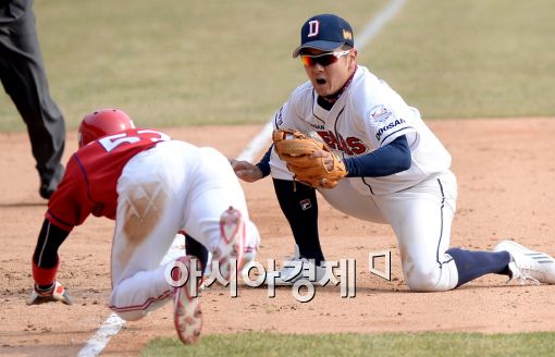[포토]최주환, '견제에 딱 걸렸어~'