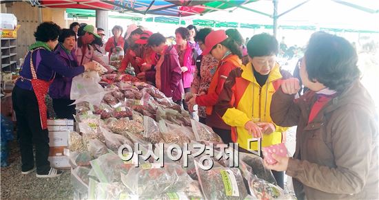 순천시를 찾은 경북 영주시 도시민민들이 순천특산품을 살펴보고있다.