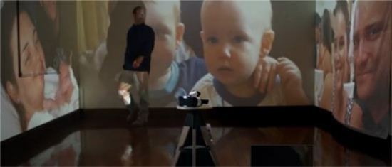 호주에 살고 있는 제이슨 라크가 삼성전자의 가상현실(VR) 체험 기기 '기어VR'로 아내인 알리슨이 지구 반대편에서 출산을 하는 모습을 지켜보고 있다. 삼성전자는 이 영상이 라이브 스트리밍을 통해 제이슨에게 전달됐다고 밝혔다.