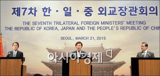 [포토]기자회견 하는 한중일 외교장관