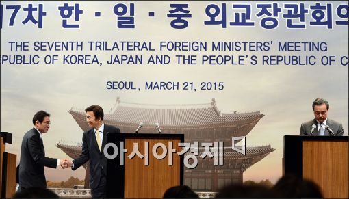 [포토]기자회견 마친 한중일 외교장관
