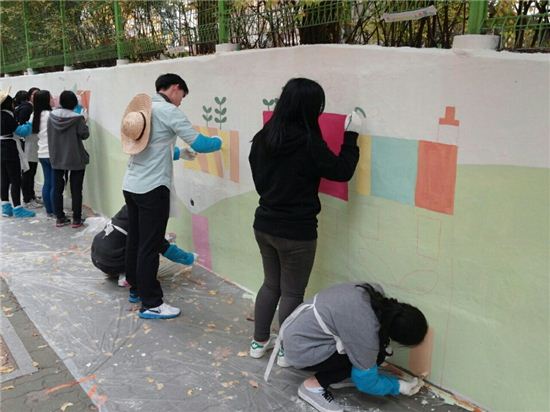 강남구, 학교 옹벽 태극기 벽화 그리기 시동  