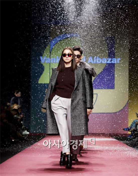 남성복 '반하트 디 알바자' 런웨이에 장윤주 '눈길' 
