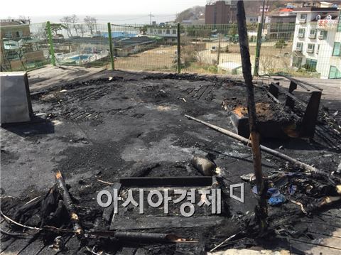 ▲화재로 전소된 인천시 강화군 동막해수욕장 인근의 텐트(사진=원다라 기자)