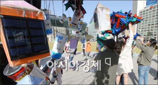 [포토]서울광장에 '이클레이 희망트리' 심는다