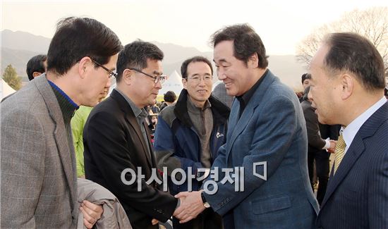 [포토]구례 산수유축제 관계자 격려하는 이낙연 전남지사