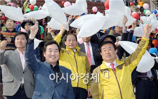 이낙연 전남도지사(왼쪽)와 이동진 진도군수가 21일 오후 진도군 고군면 회동마을에서 열린 ‘제37회 진도 신비의 바닷길 축제’에 참석, 관광객들과 개막을 알리는 오색풍선을 날리고 있다. 진도 신비의 바닷길 축제는 고군면 회동마을 일원에서 20일부터 23일까지 열린다. 사진제공=전남도