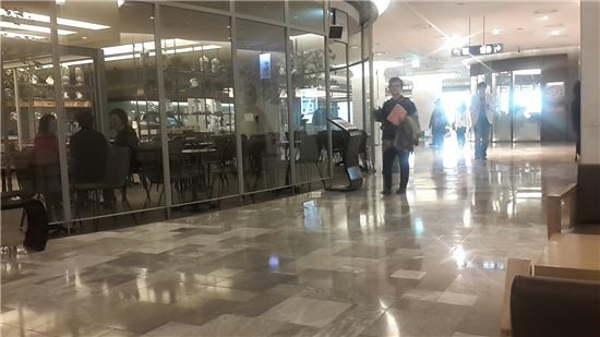 지난 21일 오전 현대백화점 무역센터점, 점심 식사를 하려는 고객들이 식당가를 둘러보고 있다. 