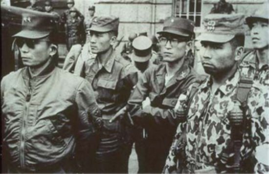 1961년 5.16 쿠데타 직후 박정희 소장(왼쪽) 모습(사진=아시아경제DB)