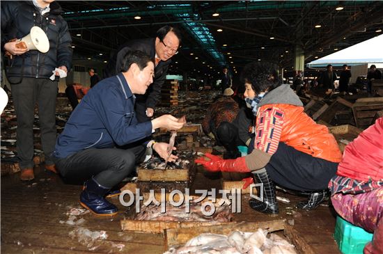 [포토]부산공동어시장 찾은 유기준 해수장관