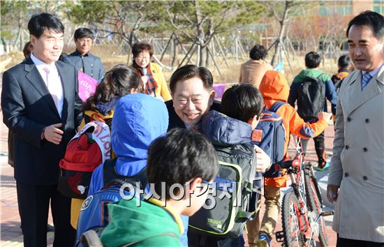 조충훈 순천시장이 23일 매안초등학교를 방문 등굣길에 힐러가 되어 학생들을 포옹하고, 악수하는 등 사감운동을 진행했다.
