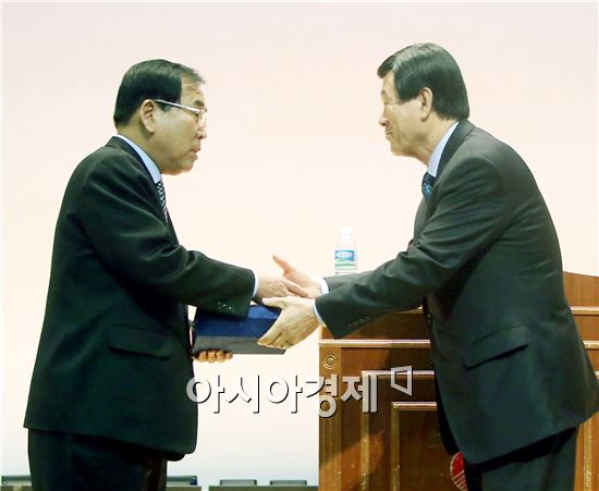 김준성 영광군수(왼쪽)가 오세권 엽연초생산협동조합으로부터 감사패를 받고 있다.