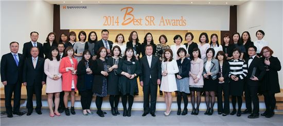 허정범 하이카다이렉트 대표(가운데)와 연도대상 수상자들이 기념촬영을 하고 있다. 