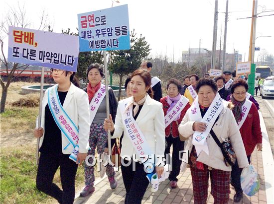 함평군보건소(소장 박성희)가 지난 20일 암 예방의 날을 맞아 지역 주민과 함께 가두 캠페인을 벌였다.
