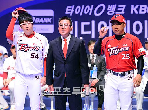 KIA 김기태 감독 "타선 집중력·마운드의 조화 좋았다"…개막전 승리