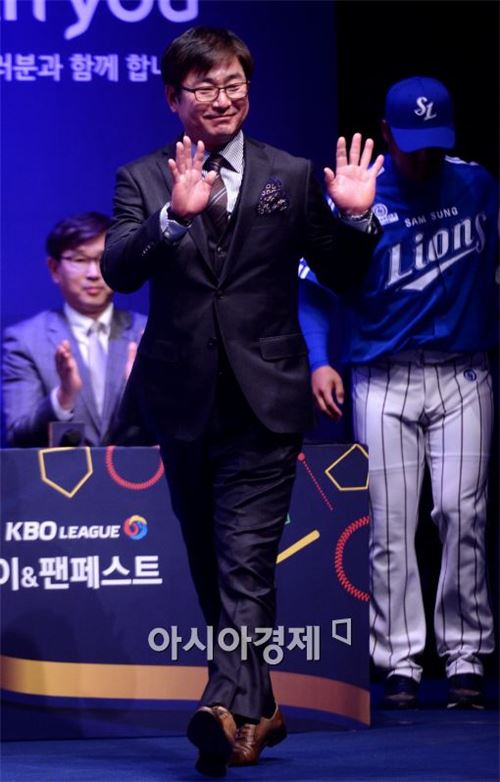 [포토]류중일 감독, '발랄한 입장'