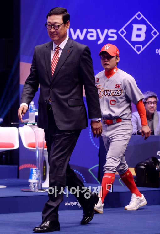 [포토]김용희 감독, '리틀야구 아니죠, 조동화 맞습니다'