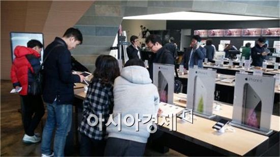 23일 서울 광화문 KT올레스퀘어에서 열린 '갤럭시S6 체험 행사'에서 시민들이 삼성전자 새 전략 스마트폰 '갤럭시S6'와 '갤럭시S6 엣지'를 사용해보고 있다.