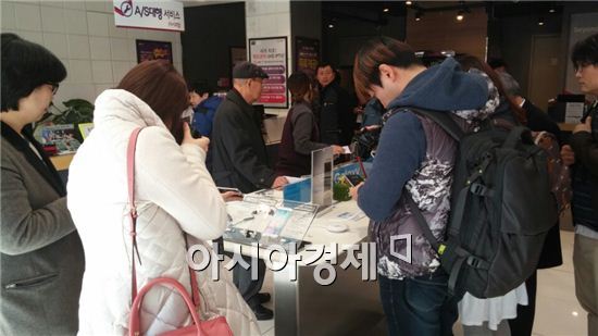 23일 서울 LG유플러스 종로 직영점에서 시민들이 '갤럭시S6'와 '갤럭시S6 엣지'를 체험해보고 있다.
