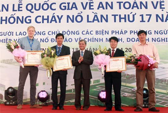 (오른쪽에서 두 번째)손영택 인탑스 베트남법인장(상무)이 베트남 '2014년 노동 환경안전 우수기업' 수상 후 포즈를 취하고 있다. 
