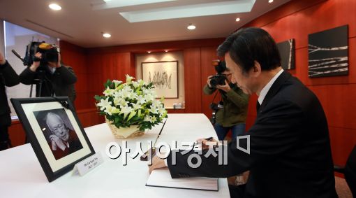 [포토]리관유 타계, 윤병세 장관 싱가포르 대사관 방문