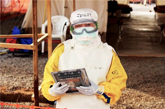 에볼라 발병 지역에서 활동하는 의료진을 위해 구글이 개발한 태블릿