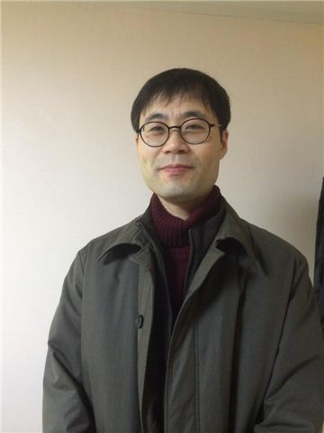임현규 씨는 페이스북 독서 모임 '간서치'를 만들어 운영한다. 