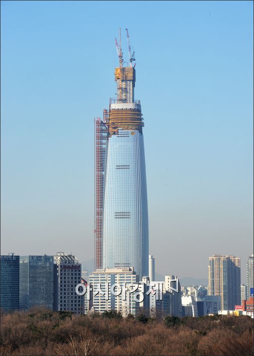 '롯데월드타워, 100층 돌파한 날' 신동빈 회장의 첫 마디는 '안전'