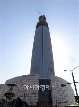 '착공 4년5개월' 롯데월드타워 국내 최초 100층 돌파…완공은 언제?