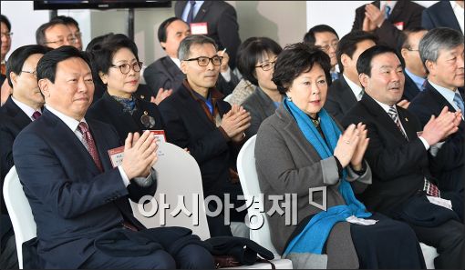 신동빈 롯데그룹 회장(왼쪽)과 신영자 롯데쇼핑 사장(왼쪽 두번째)이 롯데월드타워 100층 돌파 기념식에 참석한 모습.