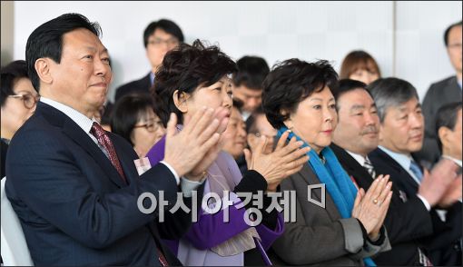[포토]박수치는 신동빈·신영자