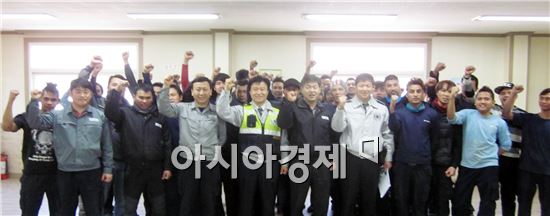 함평경찰서(서장 박희순) 월야파출소는 23일 관내 대한타이어(주)를 방문해 체류 외국인(50명)을 대상으로 범죄예방활동을 펼쳤다.

이날 각국 문화차이로 인해 일상생활하면서 법규를 모르고 쉽게 위법행위를 할 수 있는 경범죄처벌범(음주소란 행위 등) 및 도로교통법(무면허 등)과 피해발생시 신고요령 등 교육을 실시했다.